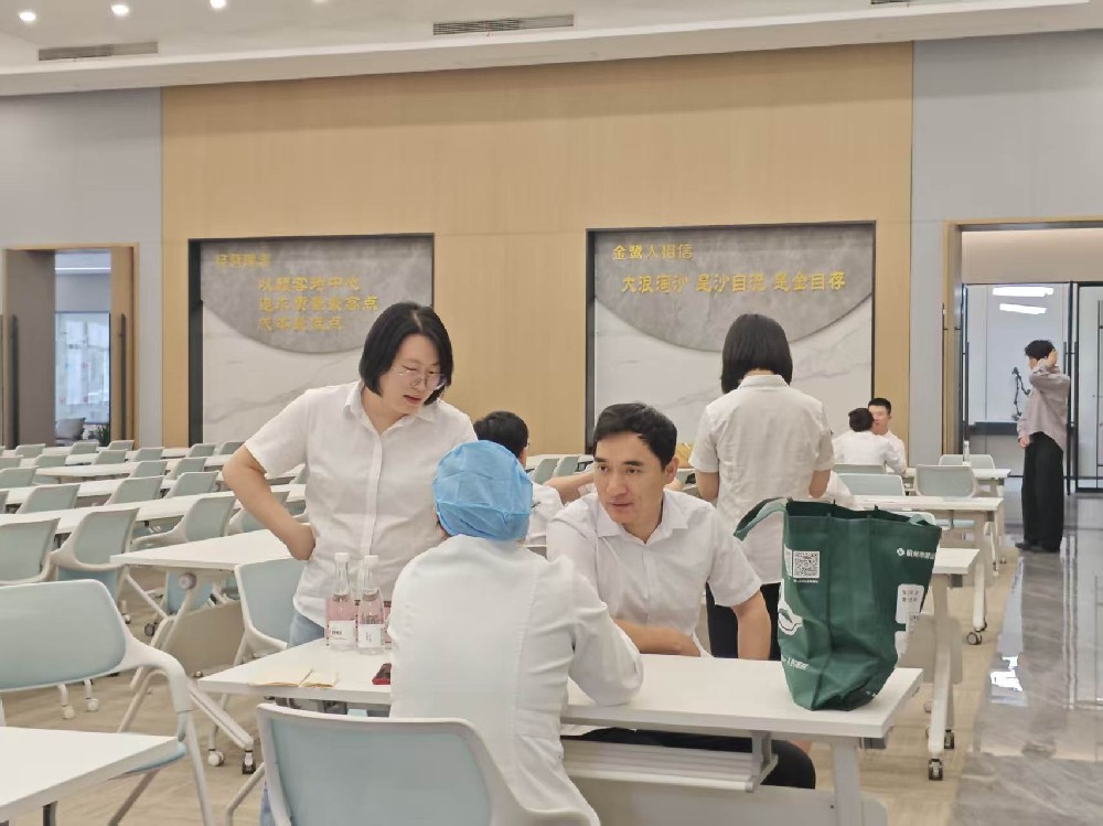 健康义诊进开云（中国）Kaiyun·官方网站-登录入口
，暖心服务护员工
